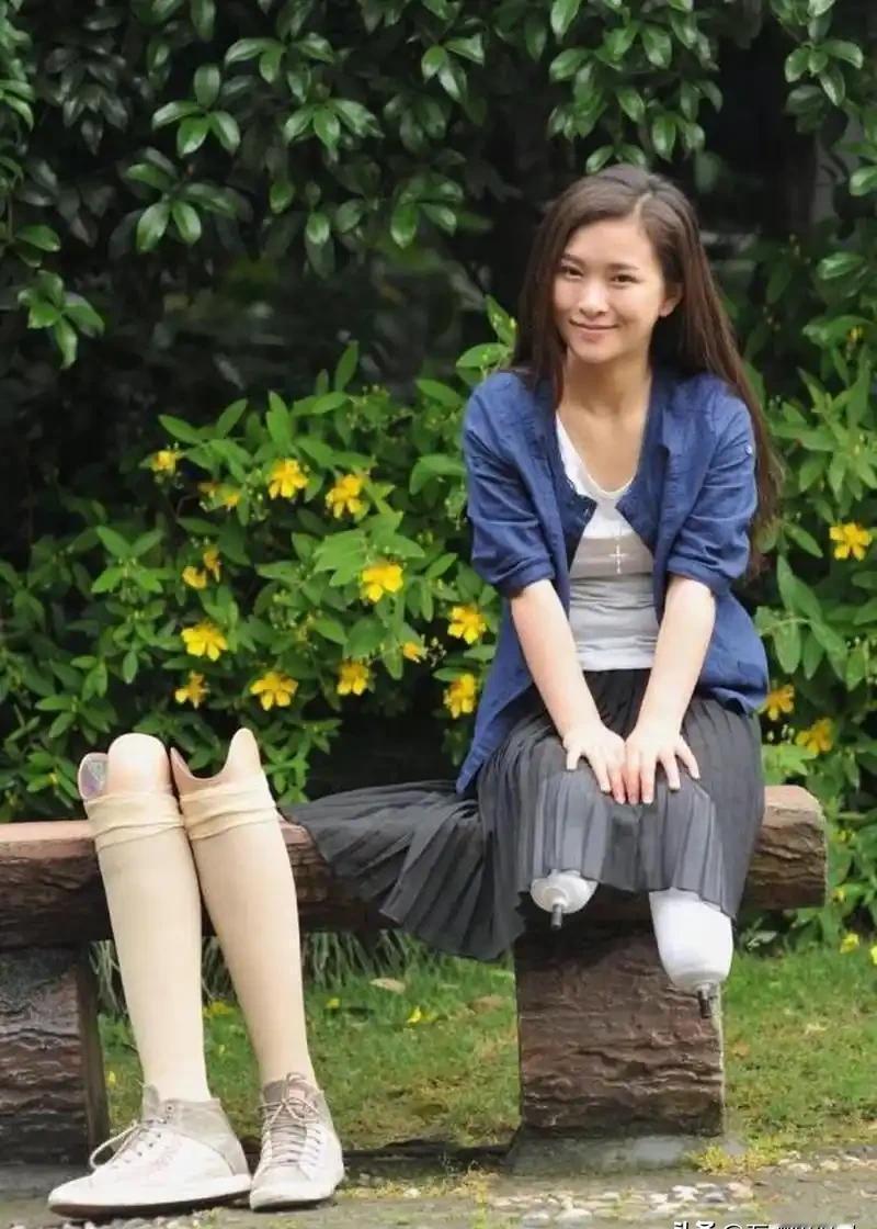 2008年四川地震，廖智失去了双腿，原本出轨的丈夫借机与她离婚，但是不久后，她的