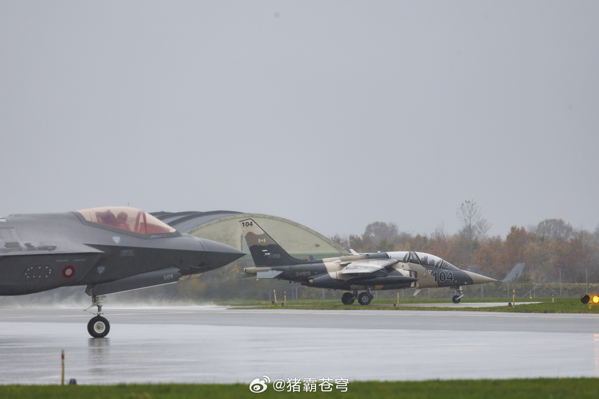 丹麦皇家空军斯克里德斯特鲁普空军基地，停机坪上这壮观的一幕：丹麦皇家空军的 F-