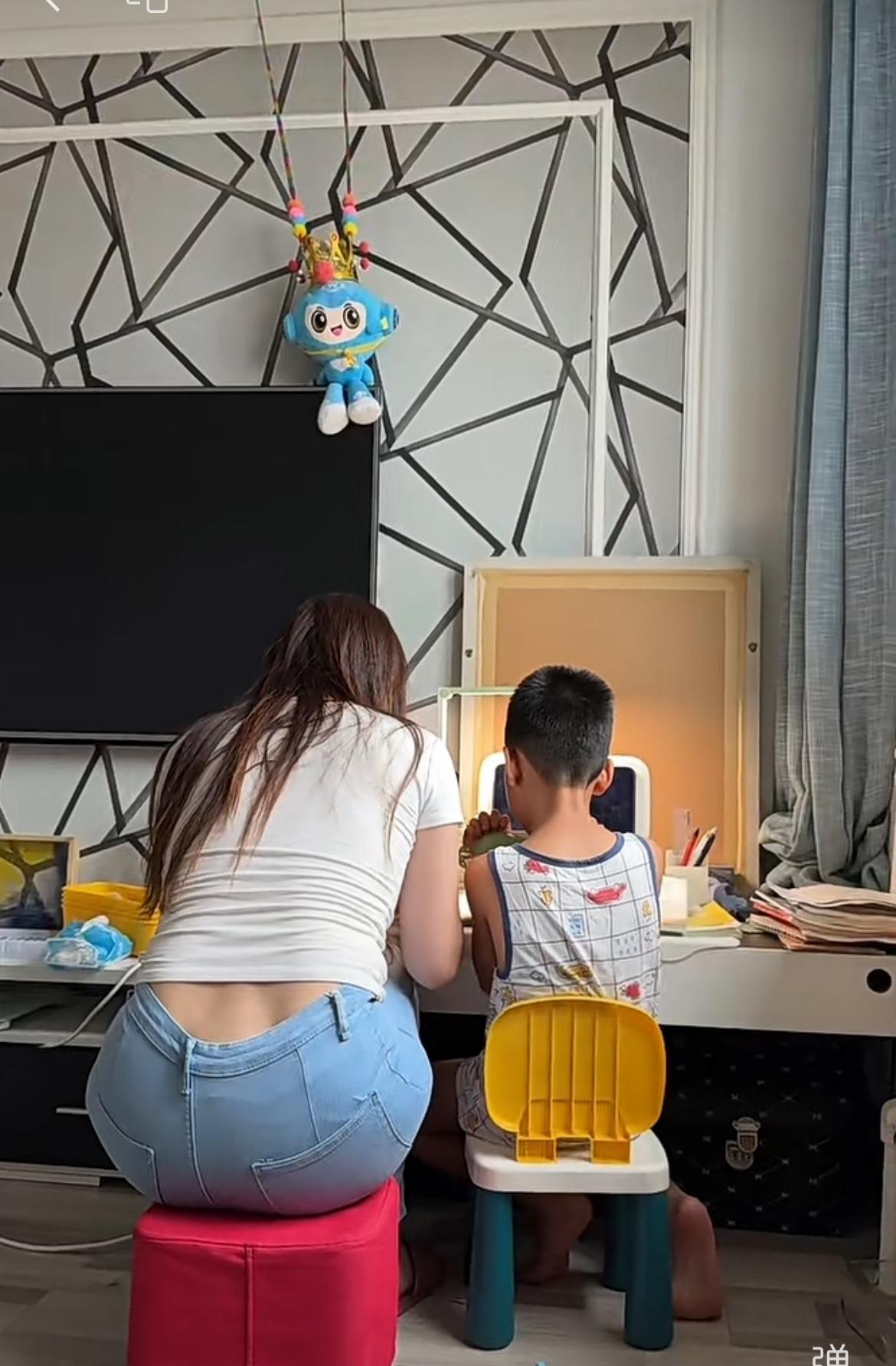坚持陪孩子晨读！
懂事的孩子，负责任的妈，一定可以培养出一个优秀的孩子！
