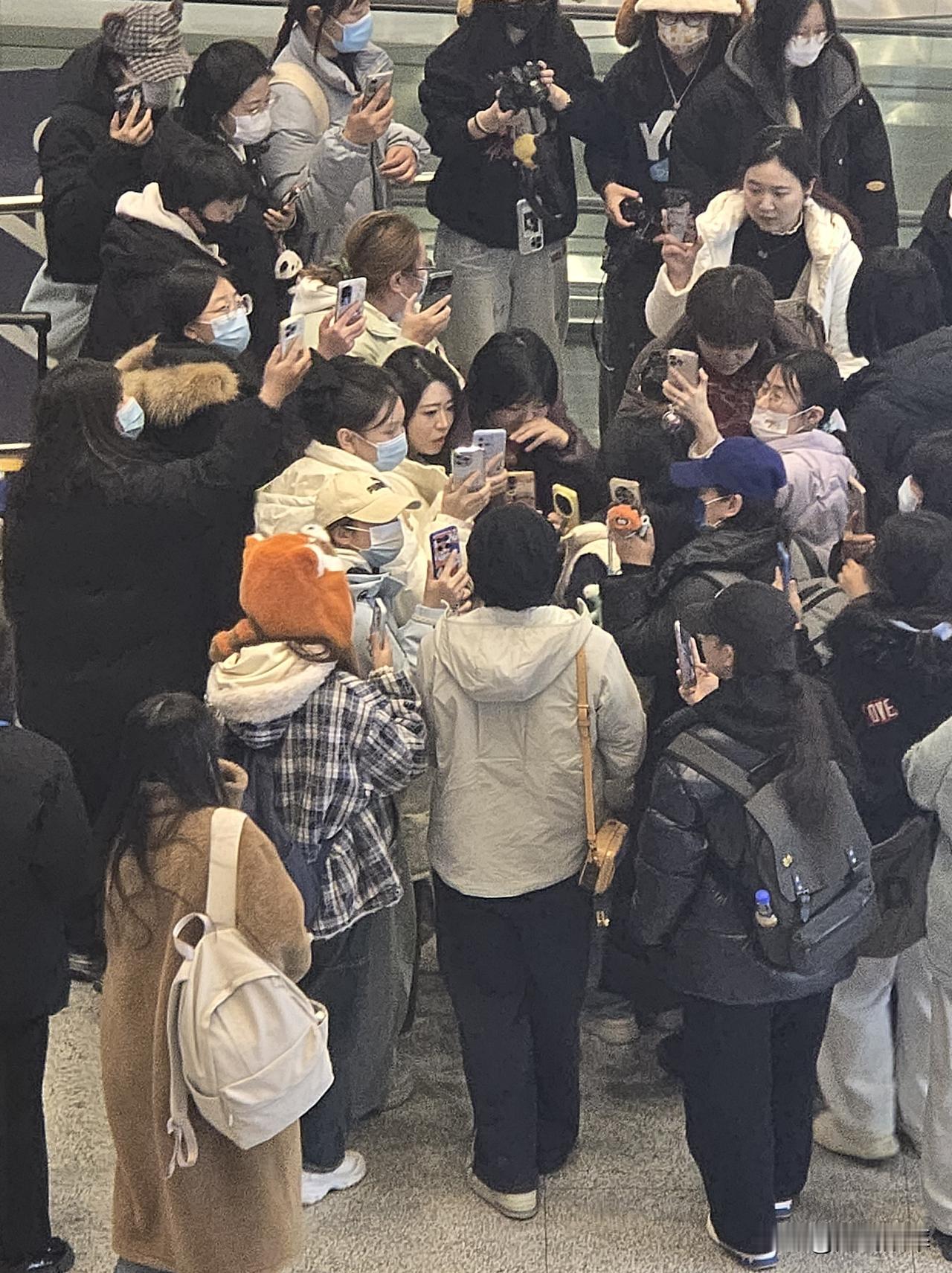 首都机场偶遇粉丝接机，这是哪个明星啊 看半天我也没看清楚是男是女