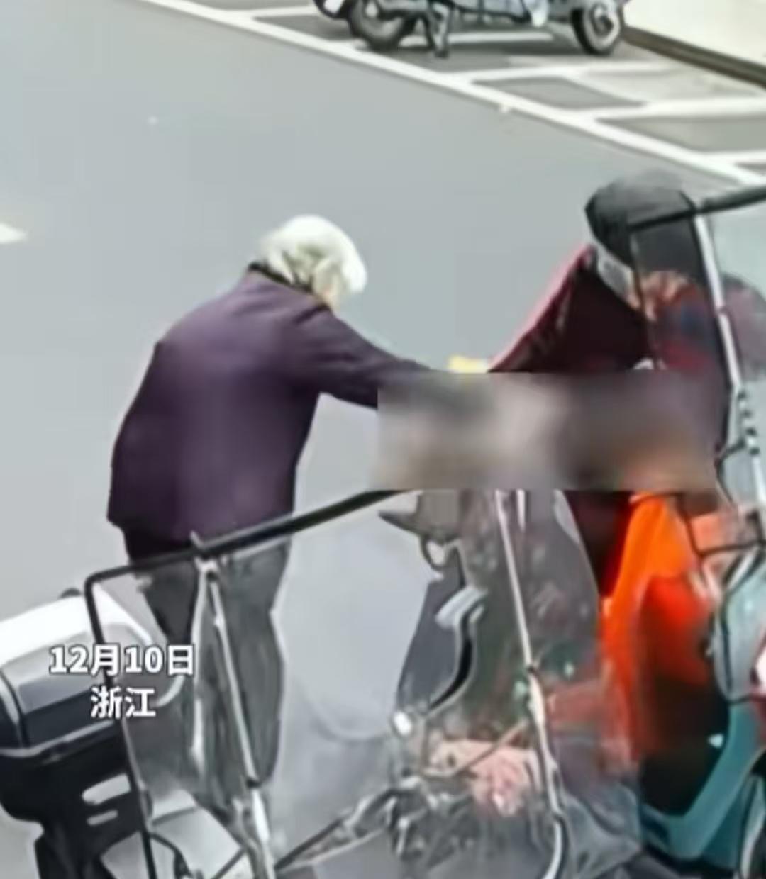 浙江一大妈为抢残疾老人的纸箱将其推倒，骑车逃离时被愤怒的群众拦截。残疾老人因为行