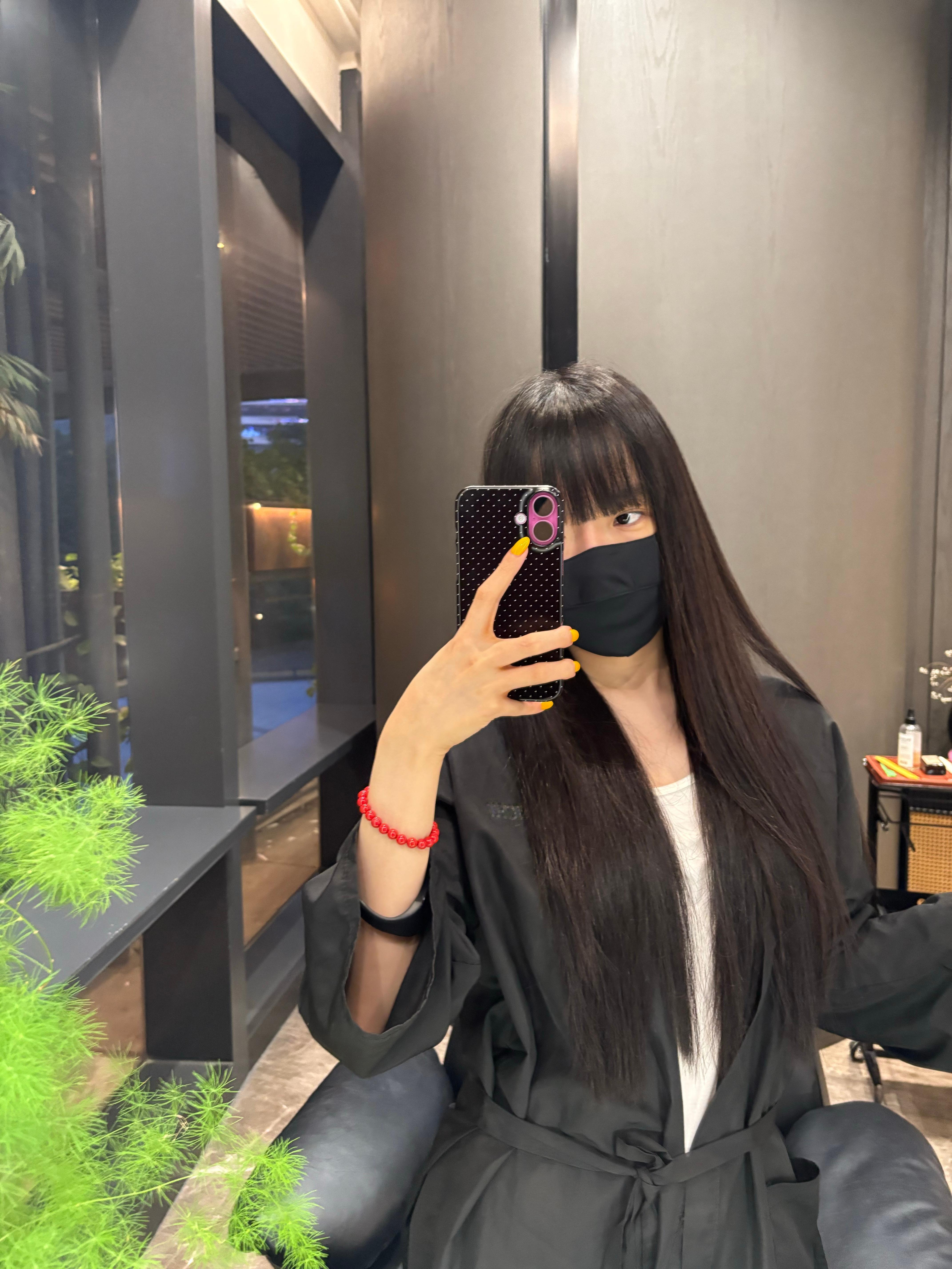 我跟你们说我是怎么维持这么直的头发 其实就是经常去做柔顺 然后平时拍视频或者想拍