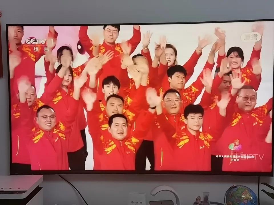 正在观看第十五届全国运动会开幕式。
运动员出场顺序为：
北京
天津
河北
山西