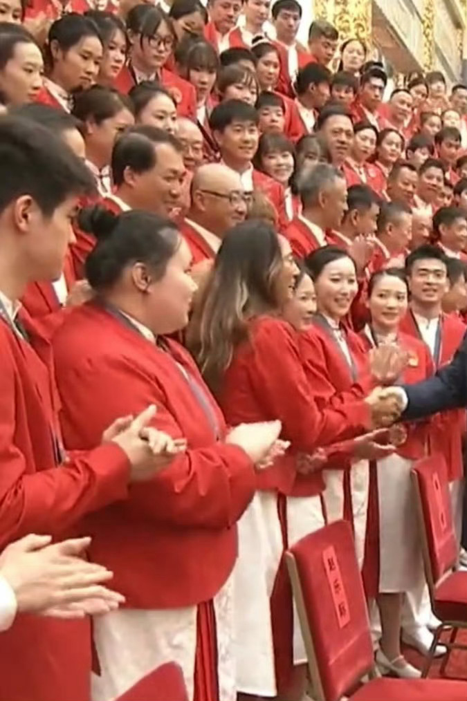 #郑钦文说美好的一天#好牛啊！郑钦文和大大握手镜头[心][心]今天的妆造真的很闪