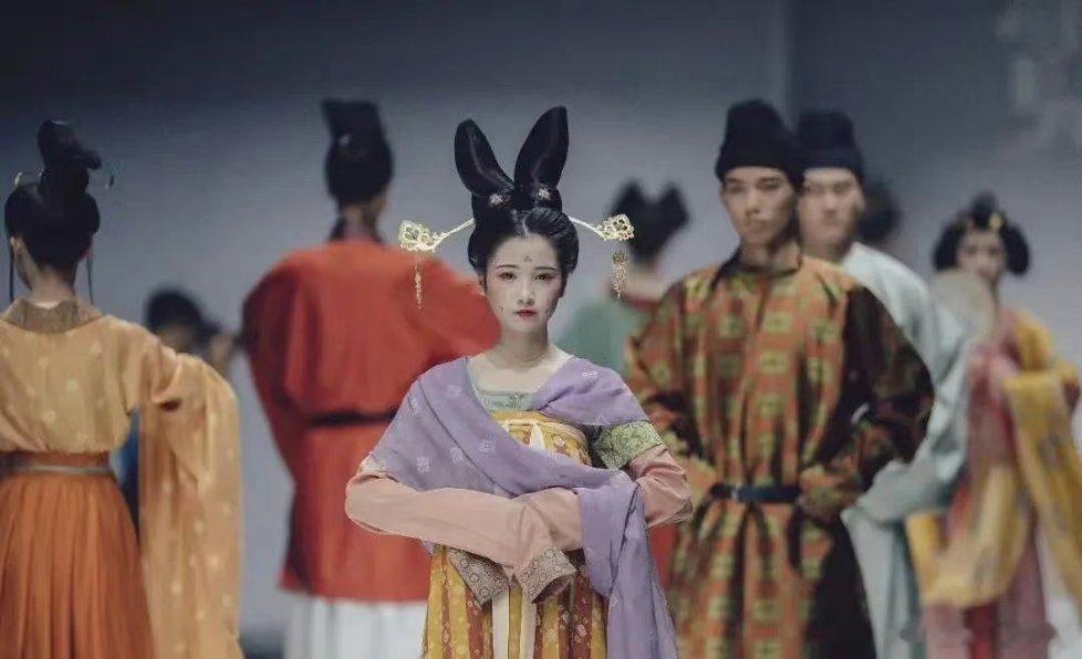 着我汉家衣裳，兴我礼仪之邦。#寻美洛阳# 一眼望去，身着汉服的女子与山水风光尤为