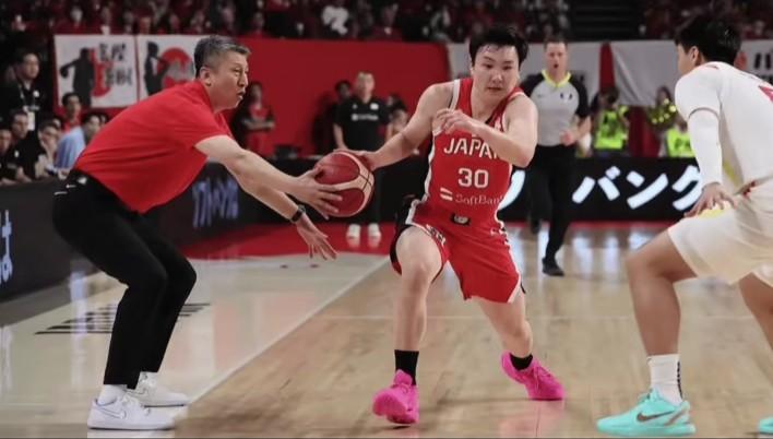 郭士强冤枉啊！
你说这球能赖我吗？我正在指挥交通，是日本这小子硬生生的想碰瓷，我