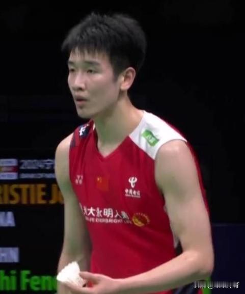 羽毛球亚锦赛男单决赛
李诗沣对阵印尼选手乔纳坦
第一局李诗沣15：21告负！
李