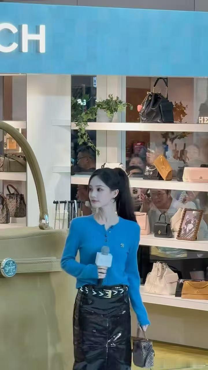 李一桐三亚生图 李一桐美女的身边还是美女 谁被三亚现场生图美晕，李一桐路人无修拍