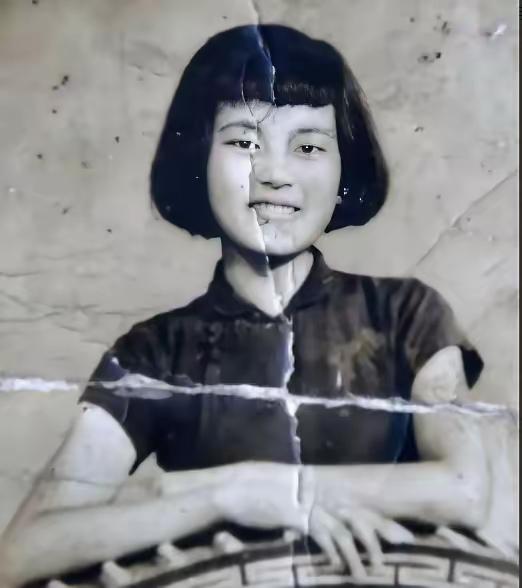 1937年，南京，日军撕掉了一位7岁女孩的衣服，女孩的母亲目睹这一幕，悲痛欲绝，