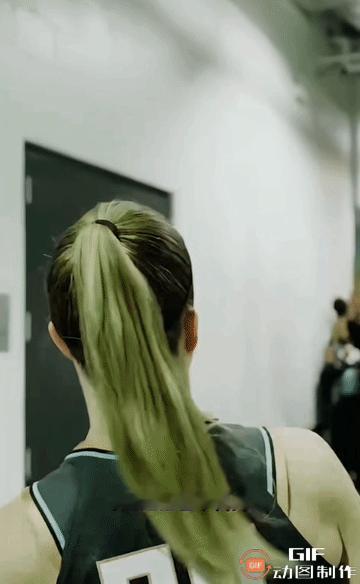 成龙大哥现身WNBA，和女球员激情相拥！原来我龙哥也爱篮球[笑哭]