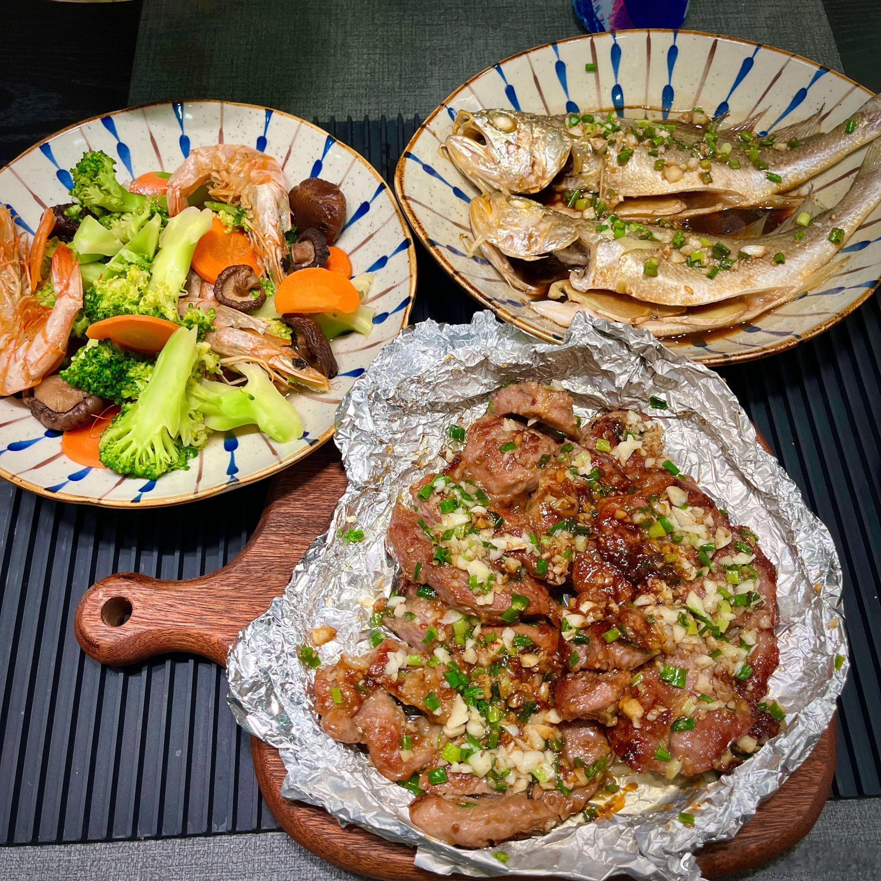 吃[干饭人]这个叫啥葱蒜猪排，出锅前没有剪碎贼漂亮，为了方便吃出锅剪碎破坏了表层