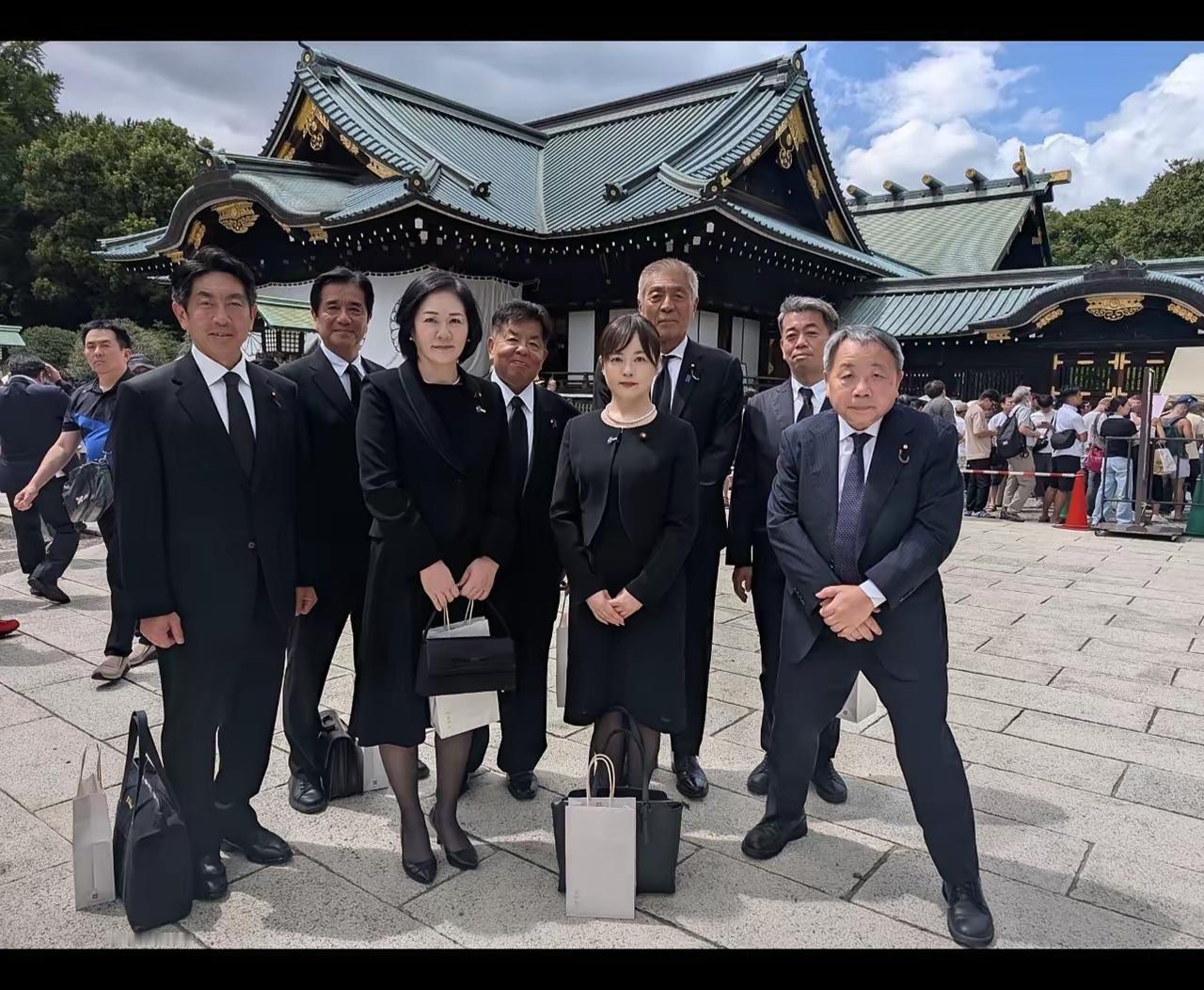 汉奸石平竟与日本政客一同参拜靖国神社，瞧他那副冲锋在前的站姿，满脸透着得意与自豪
