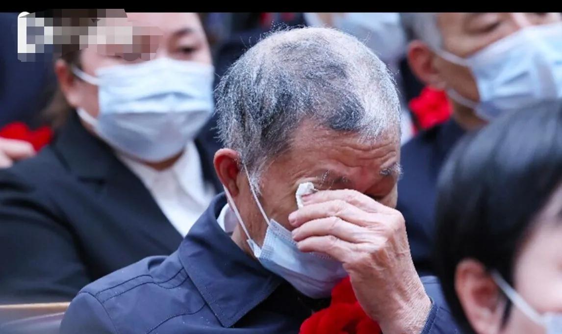 2021年2月25日上午，人民大会堂里正在召开全国脱贫攻坚总结表彰大会。当念到“