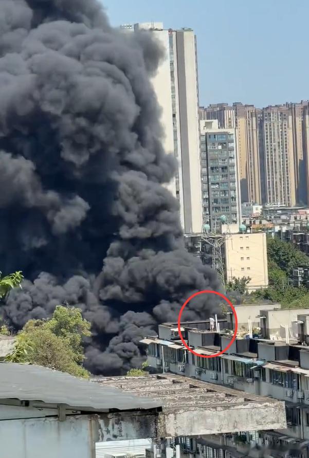 成都火灾 烟看着好大，成都的小伙伴注意安全啊！这个大哥看啥看啊，赶紧跑啊....