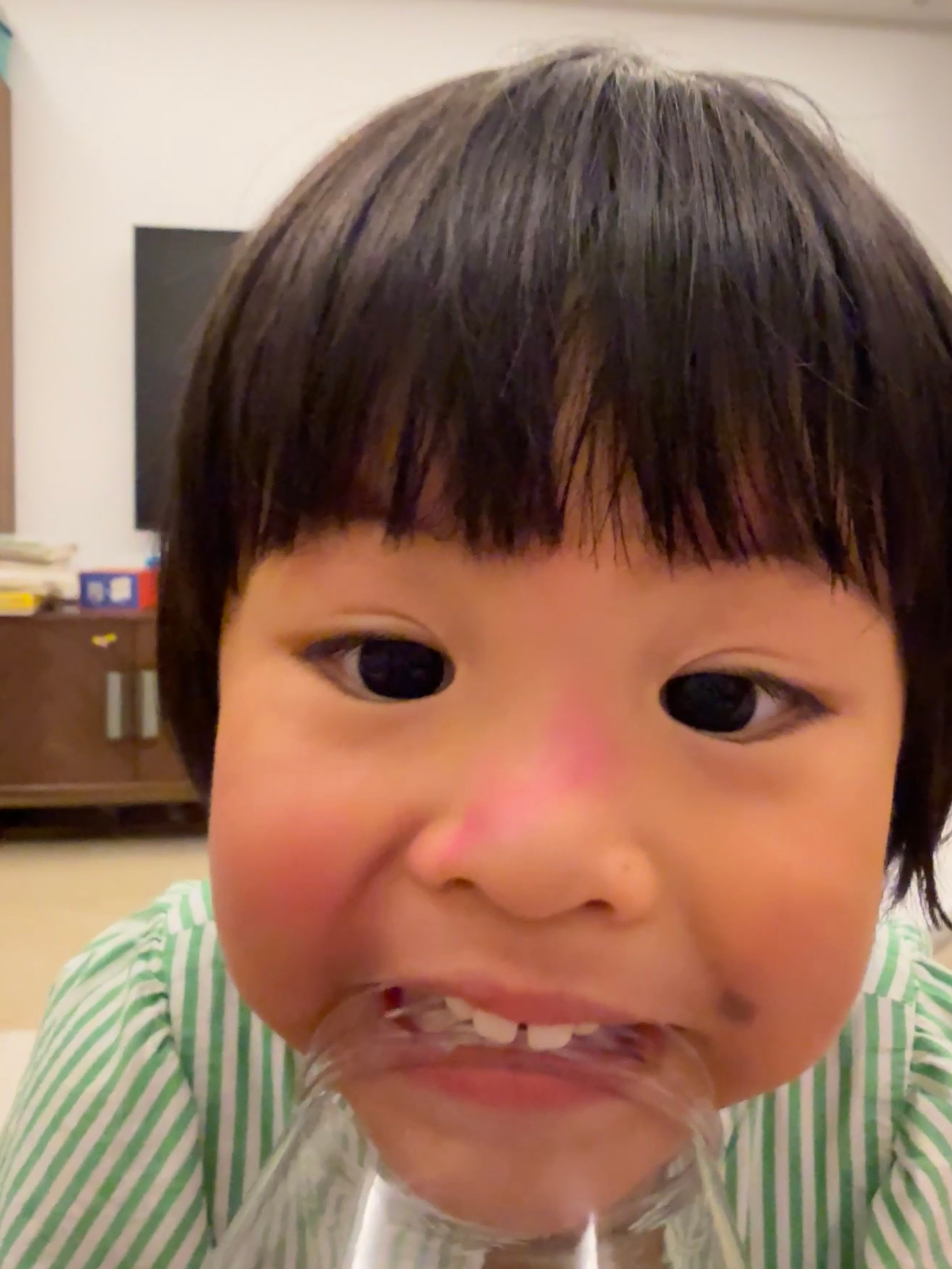 我已经悟了，孩子跟猫一样给她买玩具，她爱玩的是装玩具的罐子专门给她买个罐子，她就