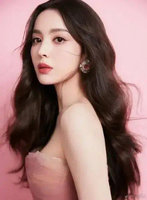#娜扎 我只是觉得你爱上我了#娜扎一句“我只是觉得你爱上我了”，瞬间让杨迪秒变“
