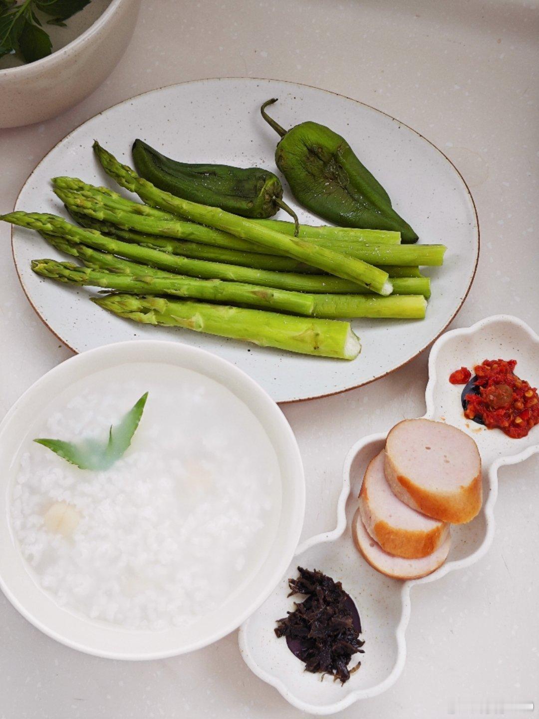 早上煮了点莲子薄荷粥嘴巴里没味道，配了点小菜但是吃广西的山黄皮辣椒酱还是有点勉强