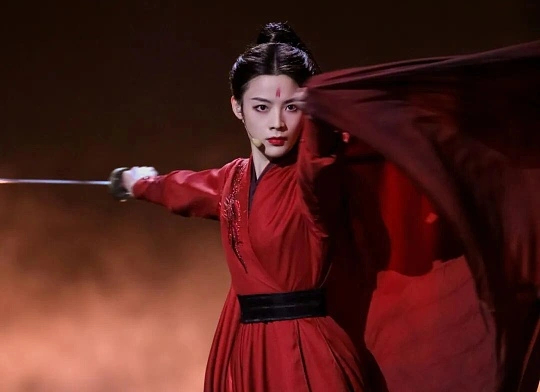 陈丽君舞剑路透陈丽君舞剑路透直接帅炸！身姿挺拔利落，挥剑时行云流水、招招利落，剑