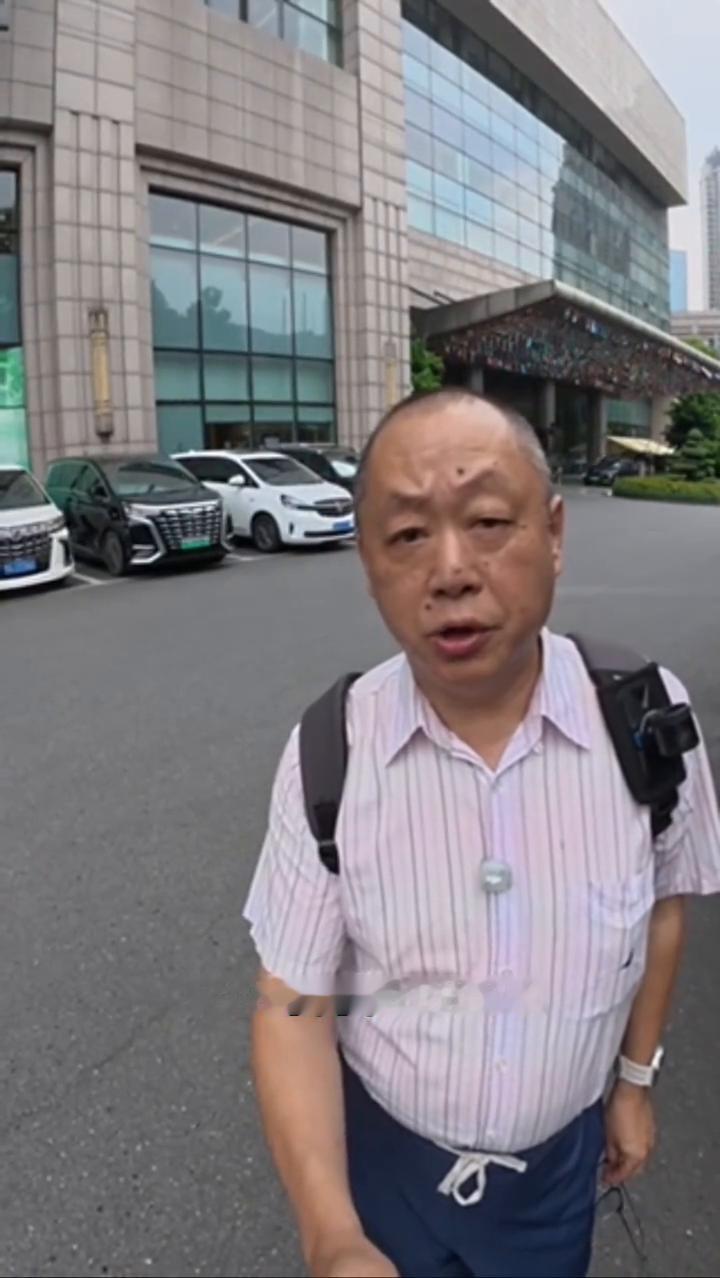 大家好，今天是二零二六年六月十八号，香港城市大学今天在武汉举行本科入学面试，下面