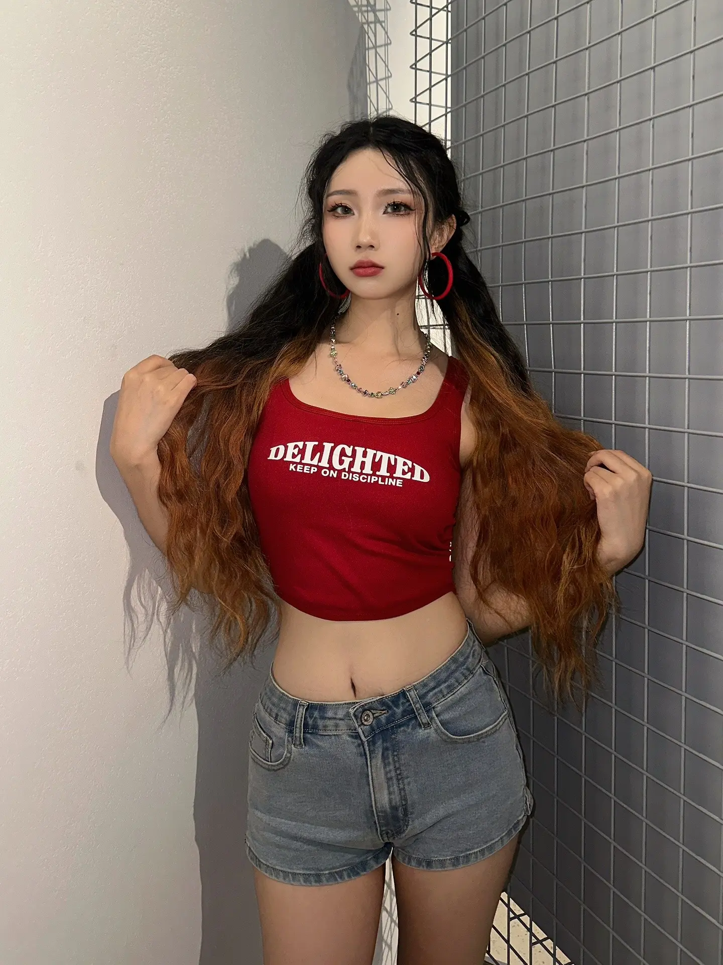 戴上耳机抽离噪音找个角落坐😗