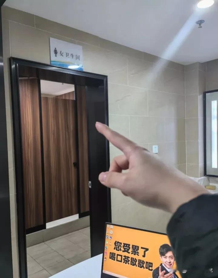 是个狠人！女子为反抗公司恶意逼离，在自己的工位被搬到厕所旁后发起绝地反杀：专门记