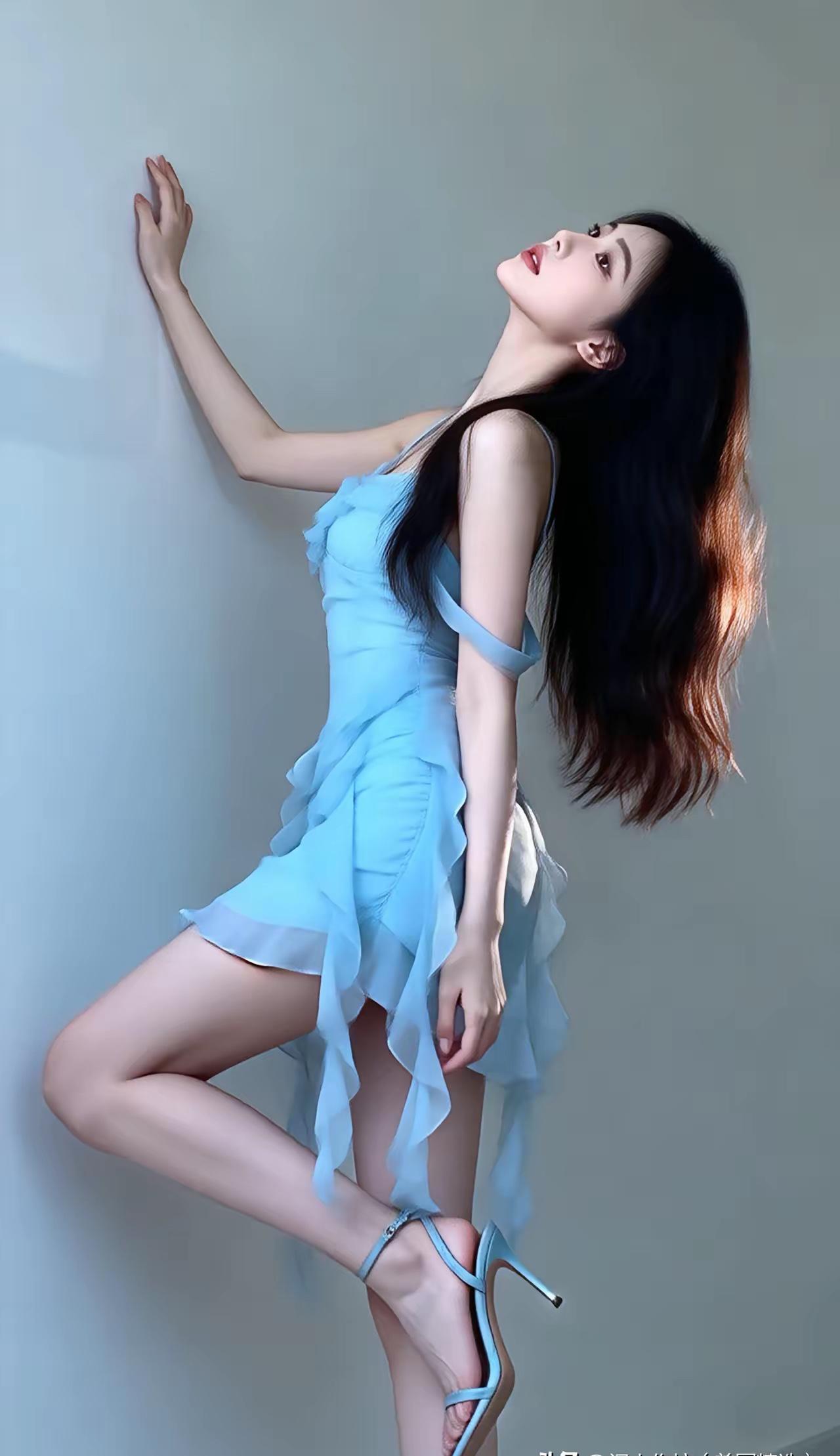 夏日清新穿搭，浅蓝色连衣裙，优雅动人！🌞👗💃