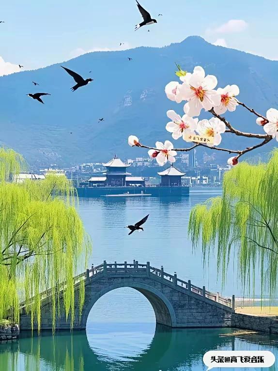 上联:柳岸轻风多紫燕
下联:池塘微雨少蜻蜓