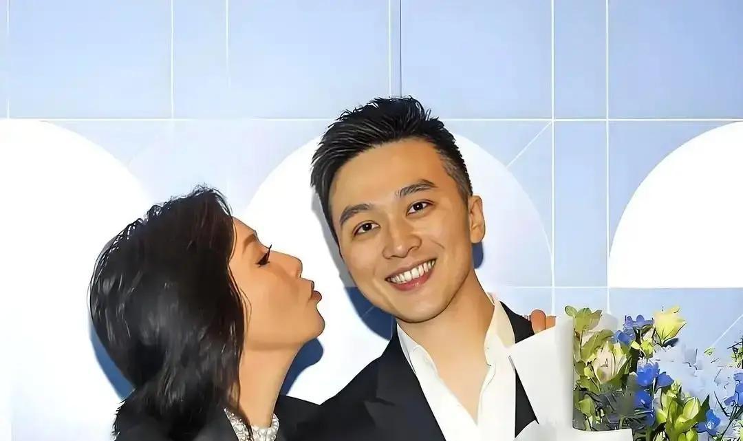 身家十亿的刘嘉玲风光晒出侄子拿到的建筑师执照，转头却被十七岁干儿子清空了所有合照