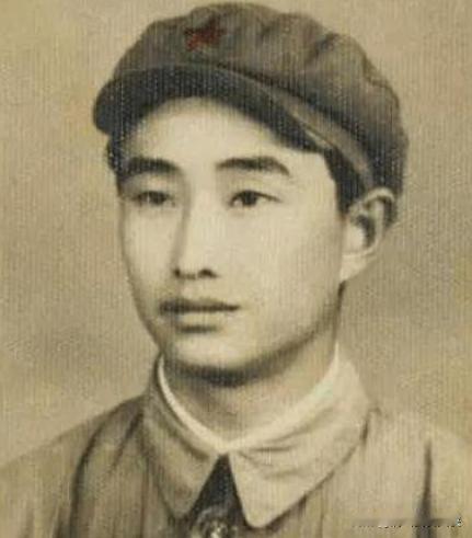 1943年，鬼子派飞机空袭八路军驻地，18岁的战士躲在草丛里，看着距离不到100