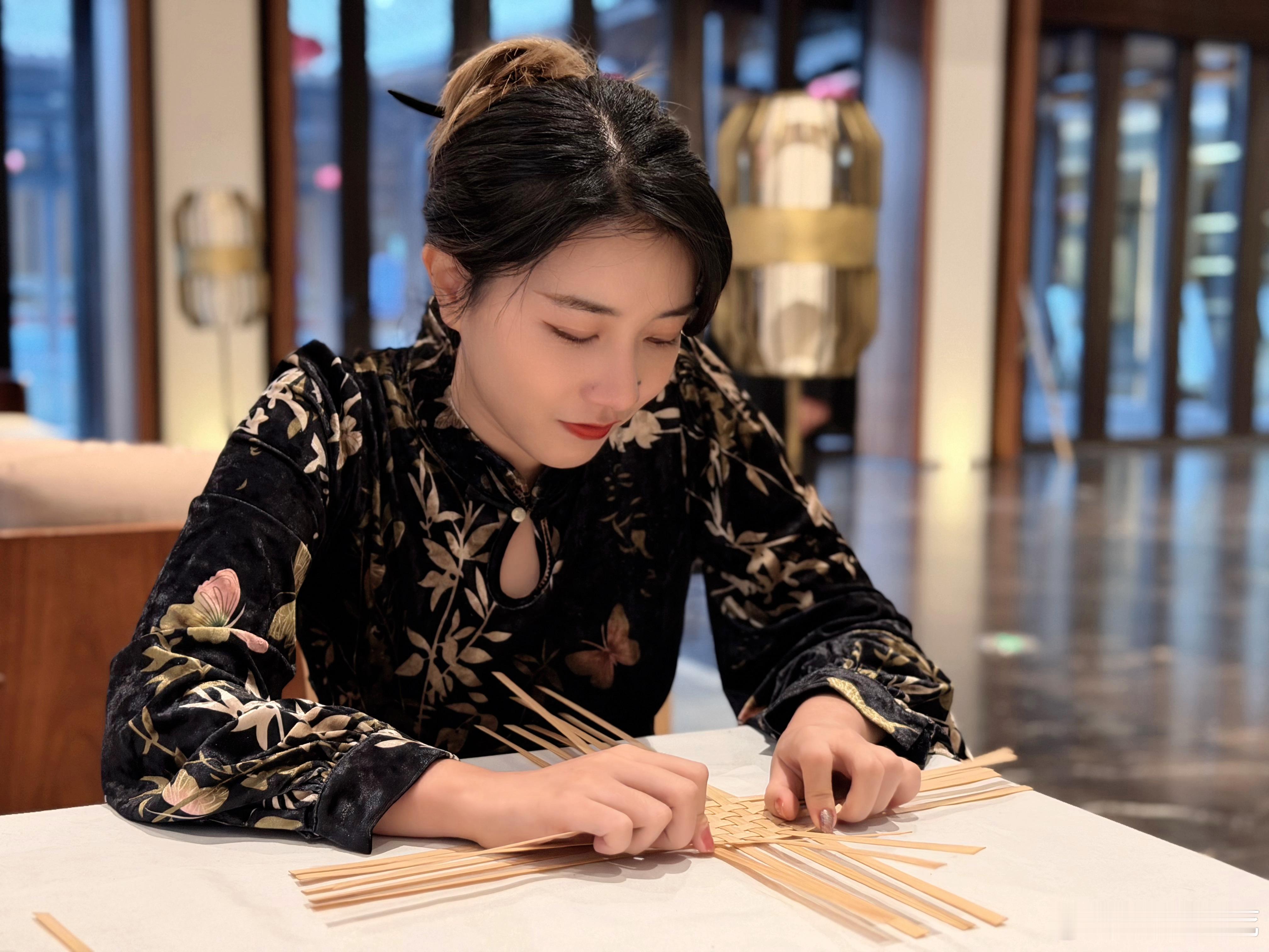 改行了～请叫我非遗传承大使花花～猜猜看这个精致的竹编手提包多少钱？