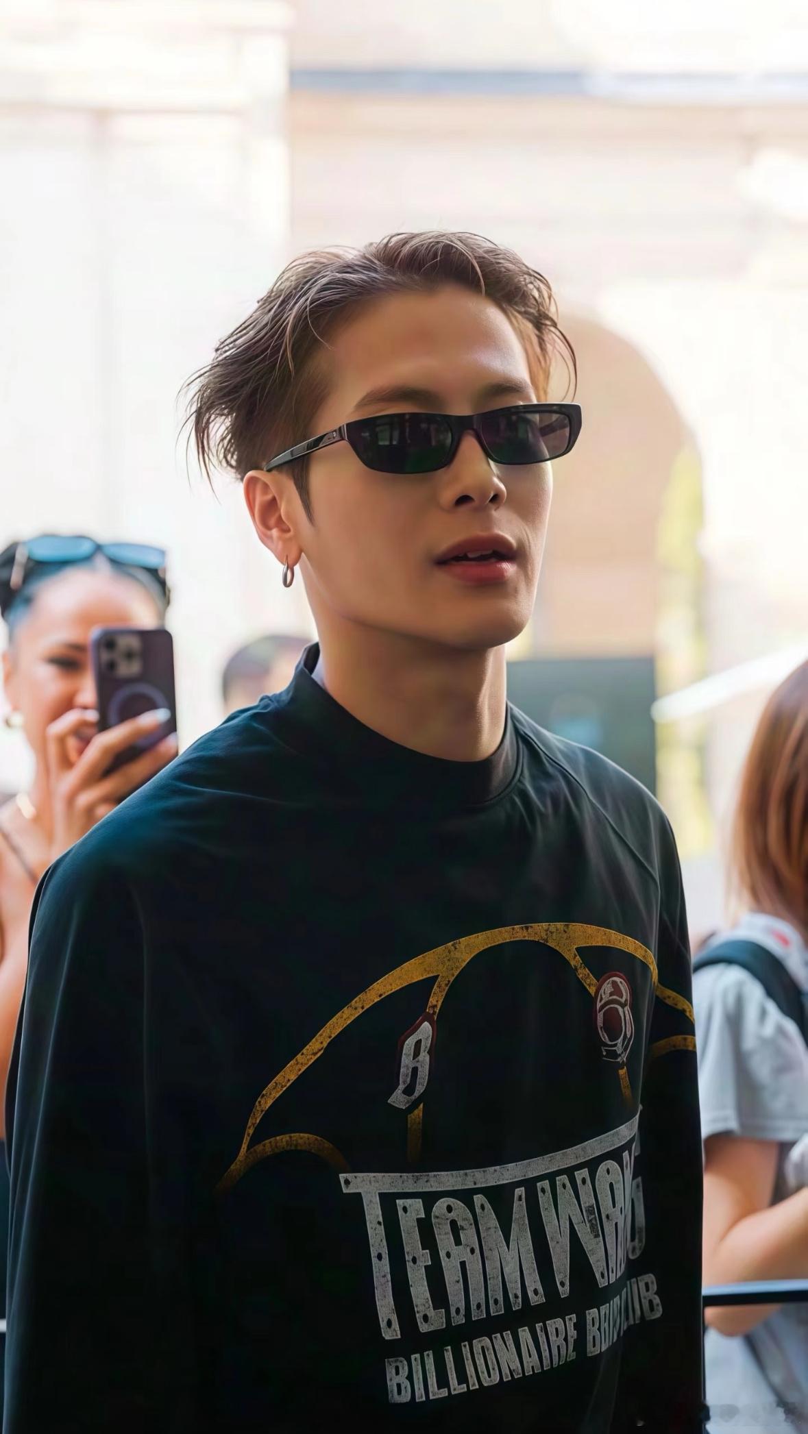 耿直又可爱！王嘉尔挑选小饰品时直言 “这个颜色适合我”，自信又呆萌～ 