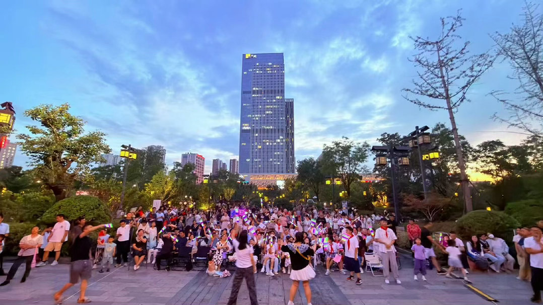 让音乐成为临沂夏日名片临沂兰山烟火人间不用羡慕外地阳台音乐会，临沂兰山在银雀汉街