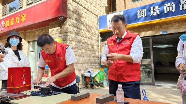 情暖金秋、爱在重阳！青岛这群“热心肠”开展便民敬老志愿服务