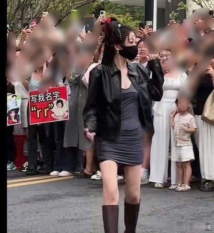 虞书欣把裙子穿反了虞书欣的裙子穿反了 虞书欣把裙子穿反了，完全没发现啊 