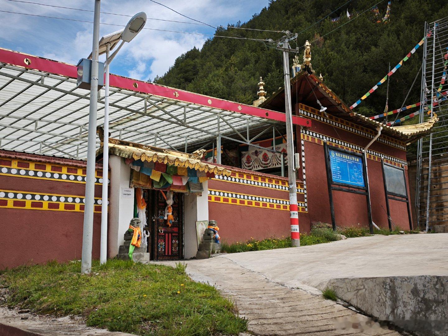 四川省阿坝州，若尔盖县求吉乡苟哇村，苟象寺。 阿坝·若尔盖