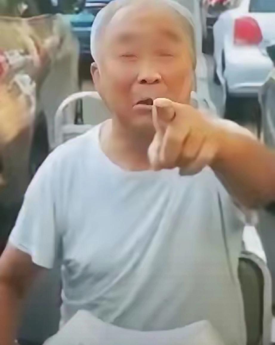 山东，一饭店推出5元早餐不限量，大爷交过钱后，就拿了7个鸡蛋、两屉小笼包、两碗粥