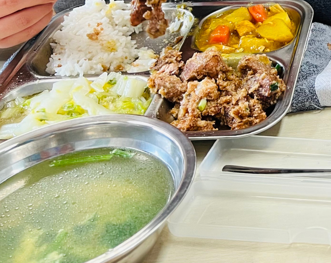 学校的午餐，大家觉得咋样？看图像是米饭、炒白菜、粉蒸排骨、咖喱鸡丁、菠菜蛋汤。 