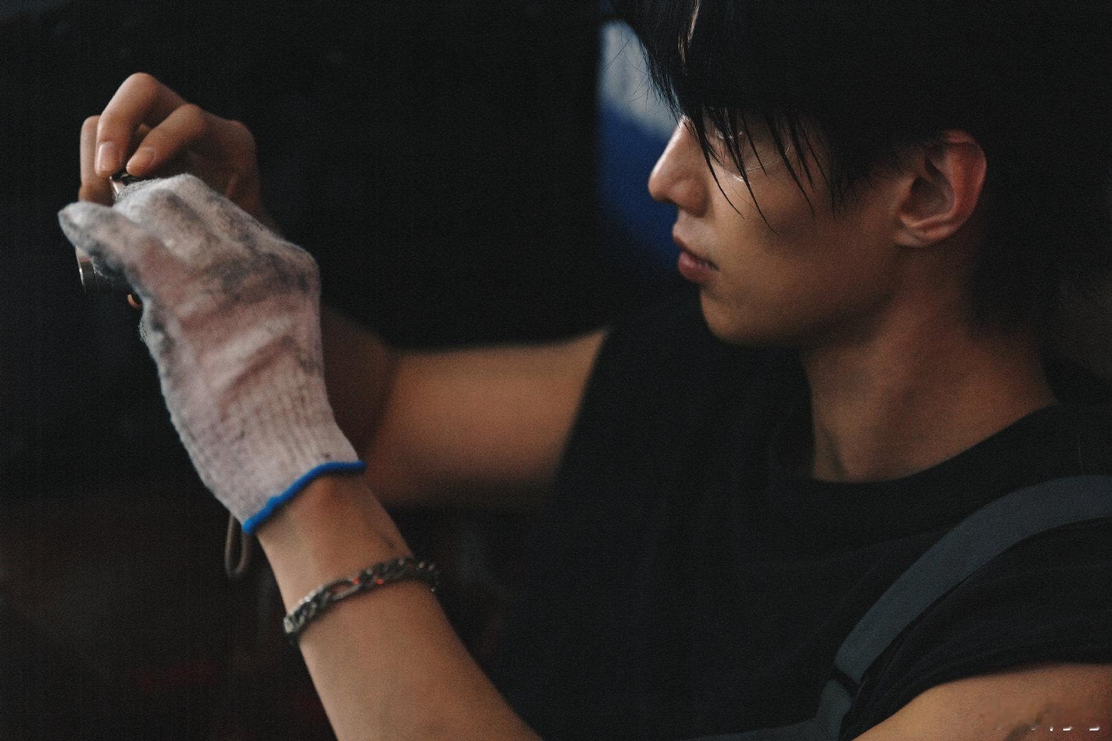 何与这个易热体质何与这个易热体质，荷尔蒙多到要爆了！肌肉线条上的汗水都像自带的高