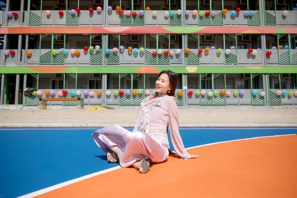 启德方舱，港府改为“青年驿站”旅舍，名“啓航1331”。

分三款房型，配备独立