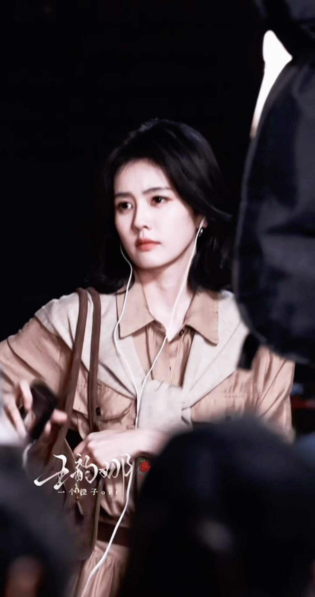 韵娜好久没笑过了白鹿皱眉忧郁感白鹿是我想象中戴有线耳机的样子