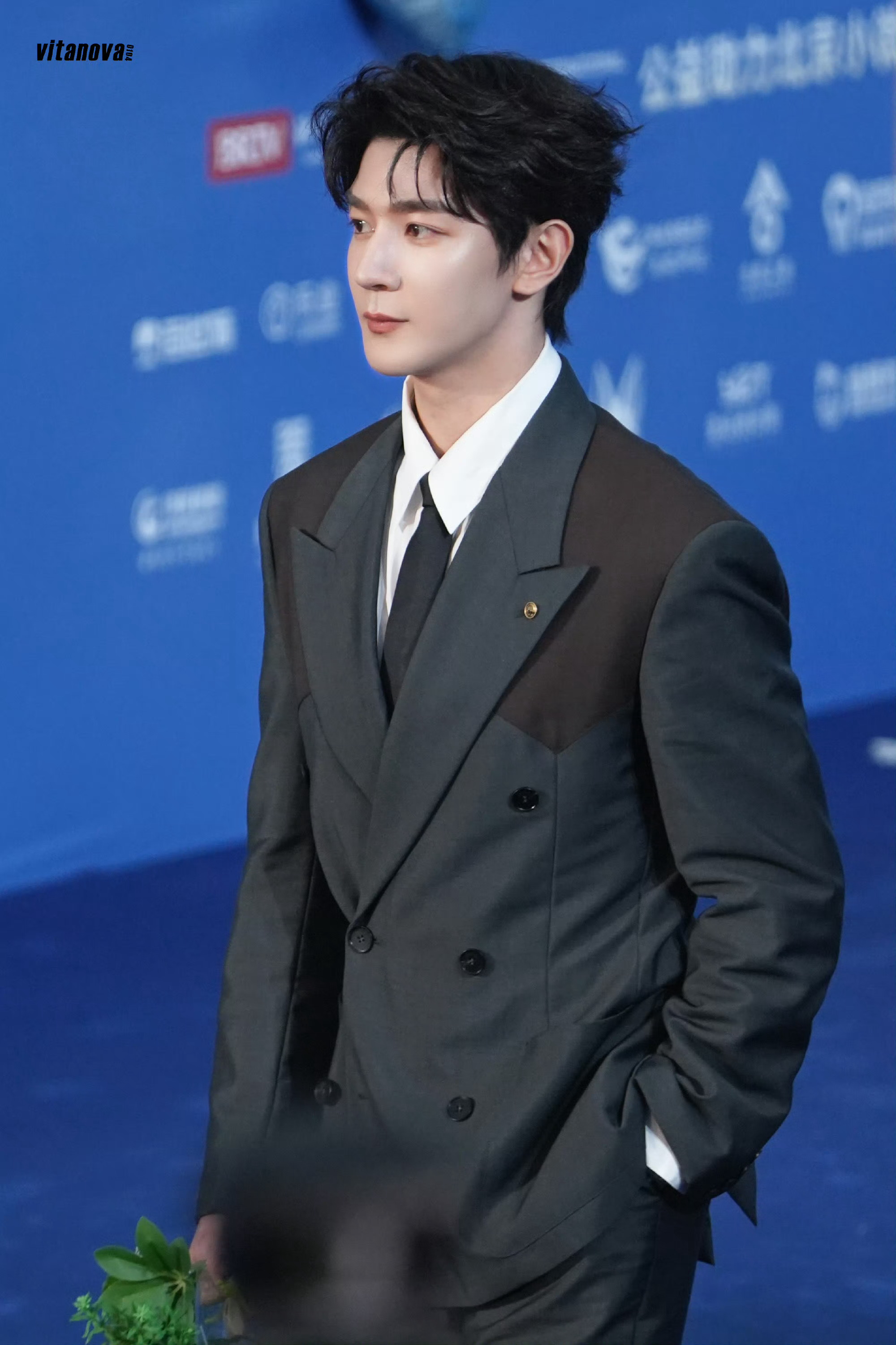 夏之光除了帅还是帅夏之光突然杀出一张帅脸每一帧都在帅出圈，镜头一扫到他就被狠狠吸