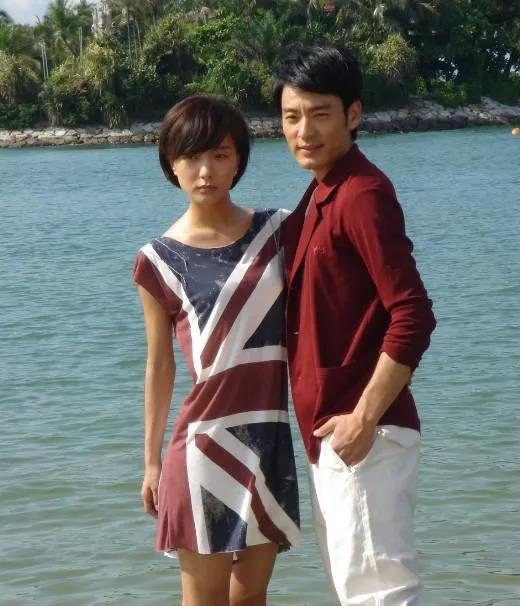 李光洁的情史真是多姿多彩！2006年与郝蕾因拍《密令1949》相识并迅速结婚，2