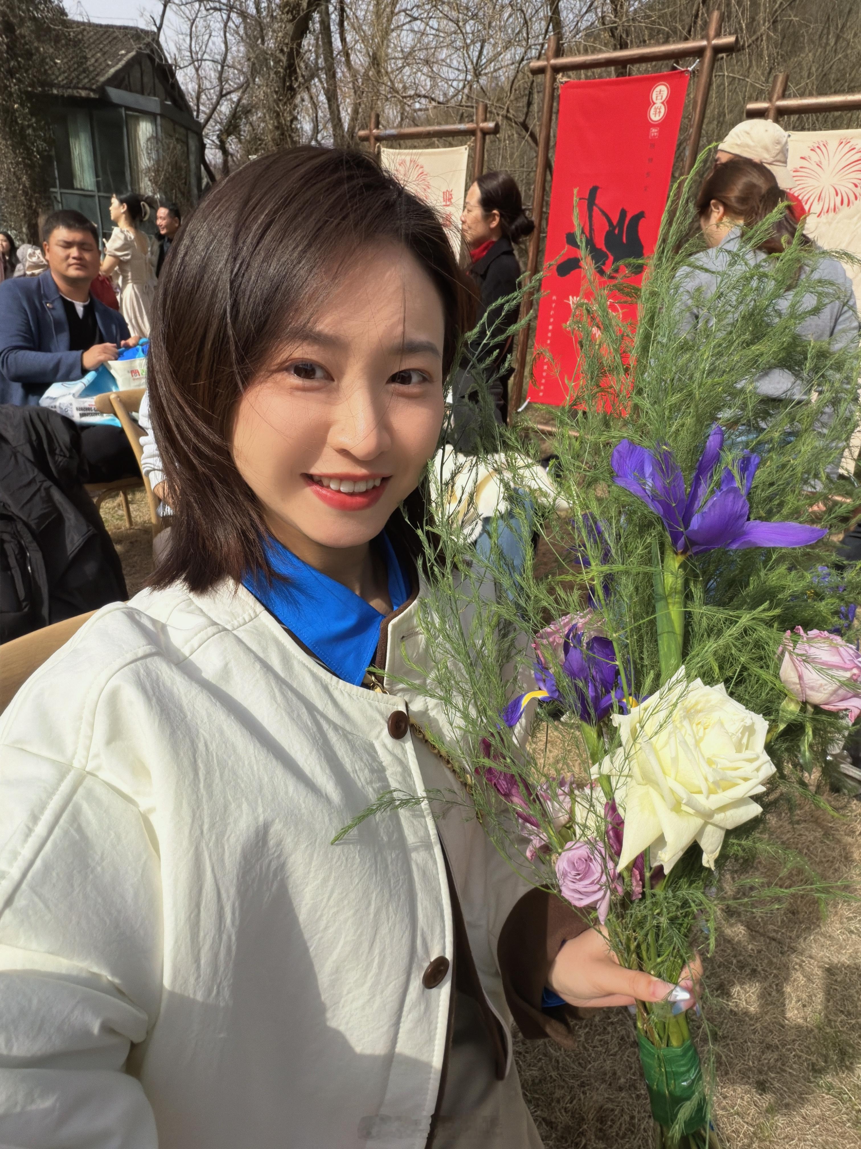 上一秒还在自拍，下一秒就被点名上去拿手捧花了这手捧花可真烫手哈哈哈哈 合肥·庐江