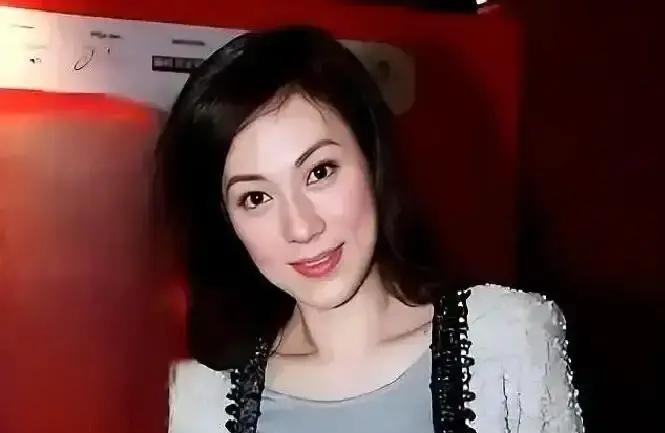 57岁，无婚无子，独居香港元朗乡下大宅，曾被身家十亿的金融才俊三次求婚，却因为对