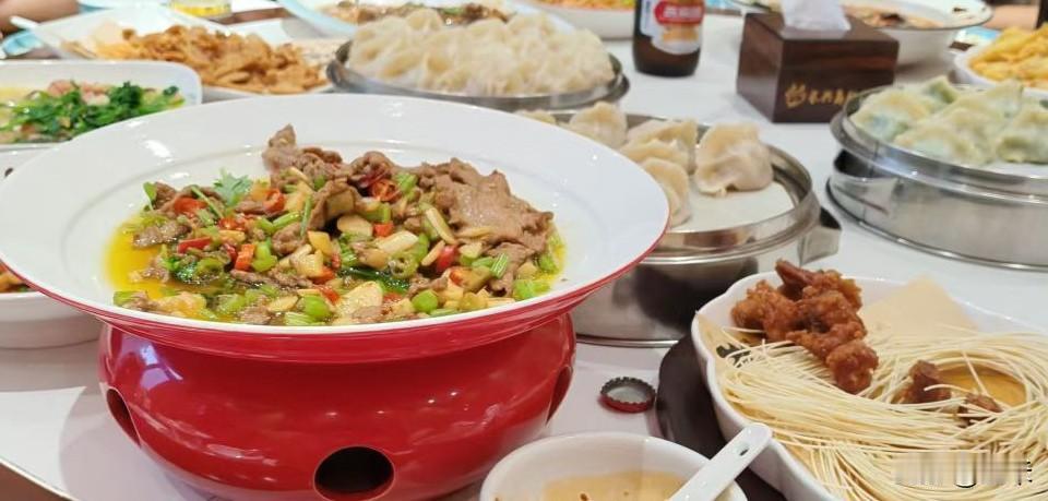 今天又是吃好吃的一天！
一大桌子美味佳肴，有酸有甜，有香有辣，尤其是饺子真是太香