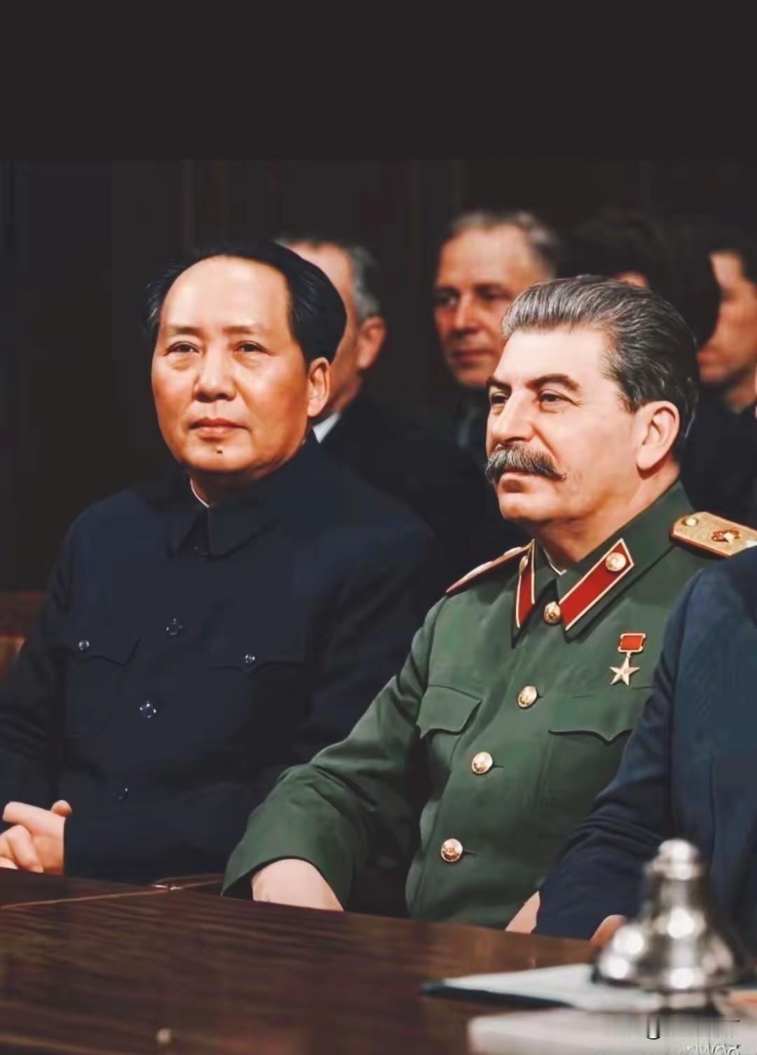 🍁1949年莫斯科，毛主席与斯大林同框。毛主席目光深邃犀利，气场内敛，既有大国