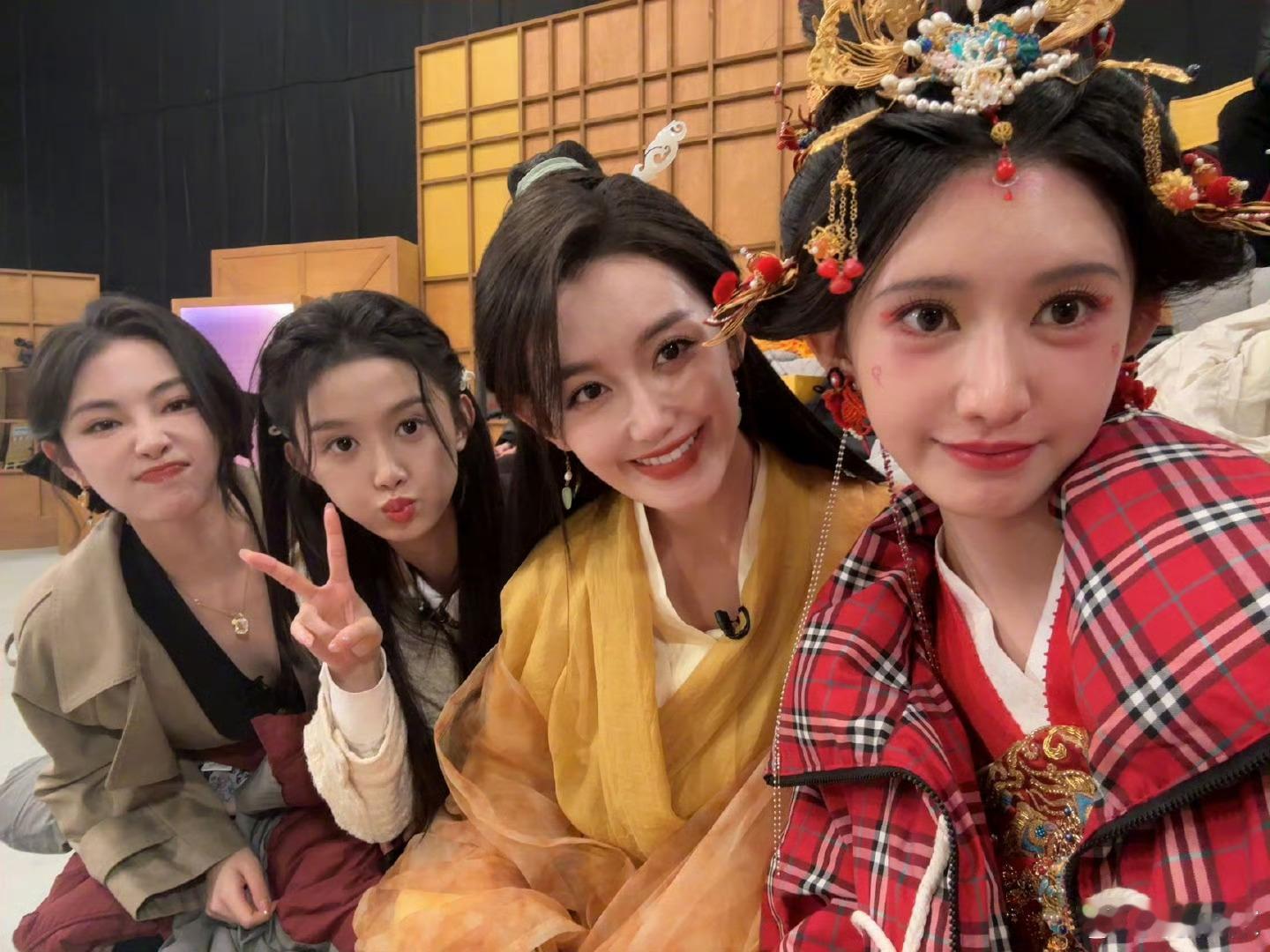 🪻 蒋依依演员请就位3合照 🪻 蒋依依演员请就位3  大家在一起拍照很养眼啊