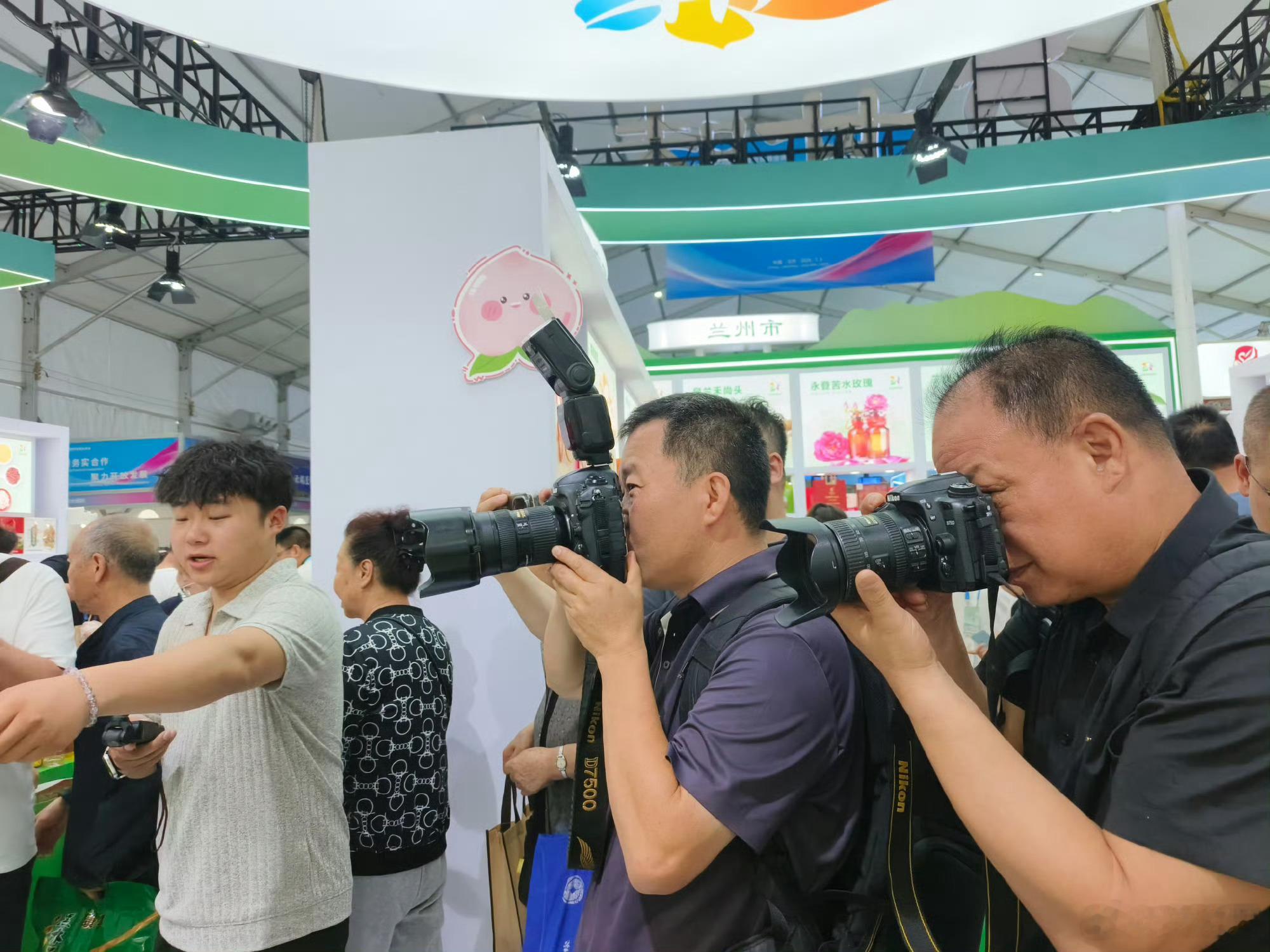 零食核桃仁成兰洽会“人气王”，甘味九源小包装引爆尝鲜热潮甘味九源核桃油兰洽会火爆