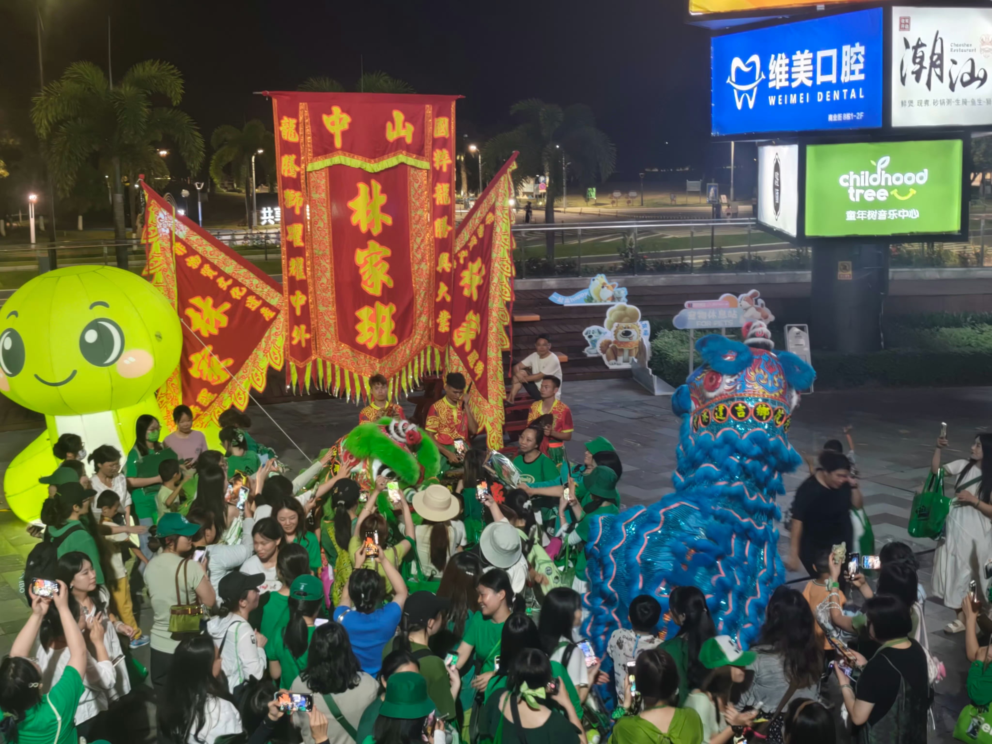 蓝醒狮:你们好呀 咦? 人呢绿醒狮:不好意思 大家好像有点喜欢我