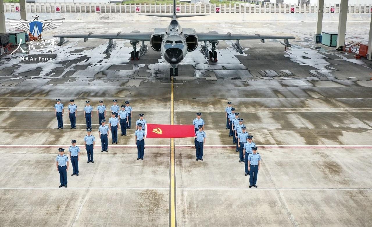 【你能看出这架轰六的特点吗？】这是7月1号，建党105周年之际，中国空军公众号发